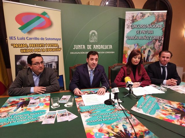 López (centro) y Cañete, durante la presentación