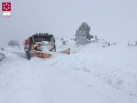 Un total de 28 máquinas quitanieves trabajan en las zonas afectadas por la nieve en la Comunitat Valenciana
