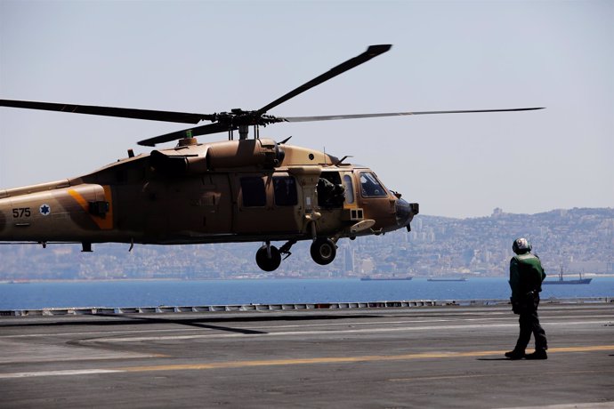 Helicóptero militar en un portaaviones de EEUU
