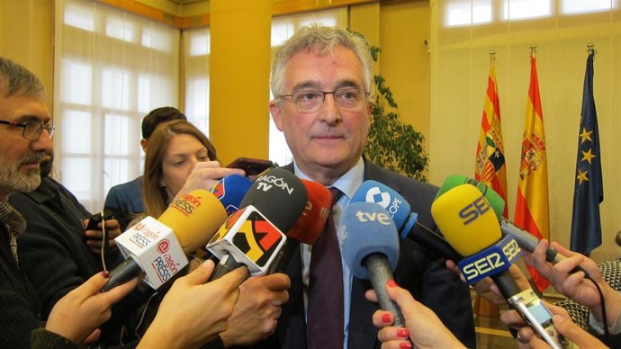 Olona atendiendo a los medios hoy tras las dos reuniones sobre el ICA