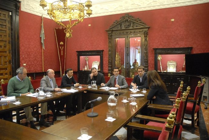 Reunión sobre pisos turísticos ilegales