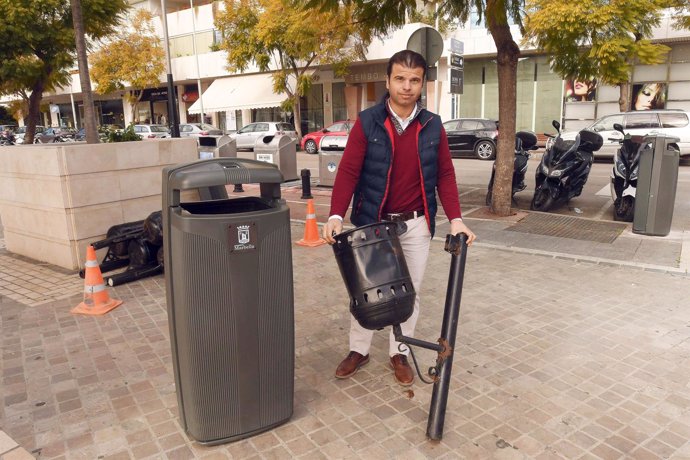 Diego lopez concejal de limpieza de Marbella con papelera de gran capacidad