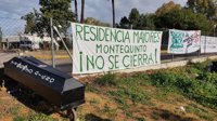 Nuevo funeral simulado en Montequinto ante la "barbarie social" del traslado de la residencia