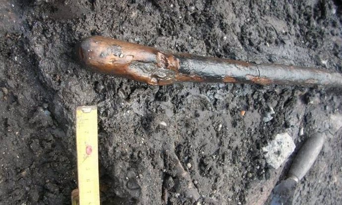 Uno de los bastones manufacturados con fuego por los neandertales