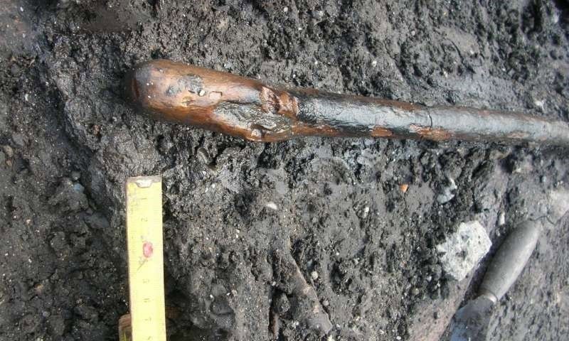 Neandertales usaron fuego para fabricar herramientas de madera