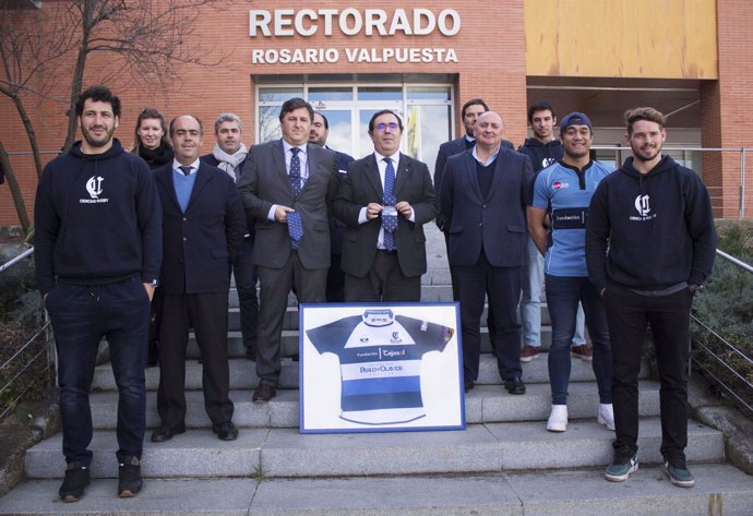 Guzmán y Caruz, en el centro con la camiseta patrocinada