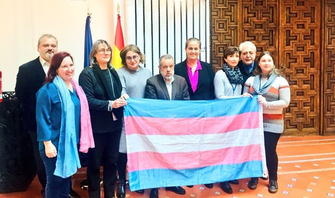 Colectivos transexuales se reúnen con el Defensor del Pueblo