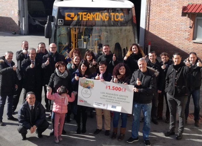 Entrega del cheque valorado en 1.500 euros de TCC al proyecto Ayudamos a Nerea