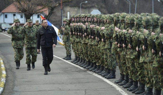 El ministro de Defensa serbio, Aleksandar Vulic, pasando revista a la tropa