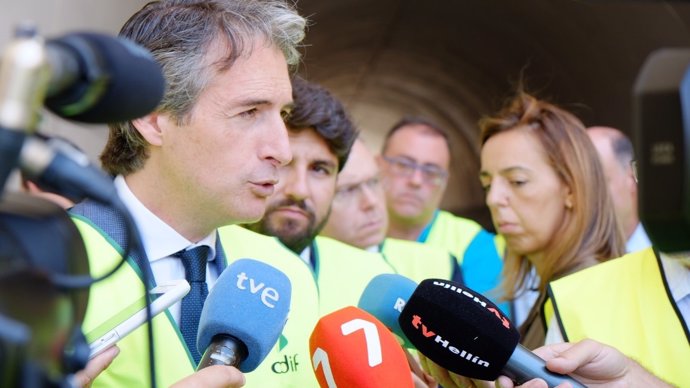 Ministro Fomento, Íñigo de la Serna atiende medios en Variante Camarillas