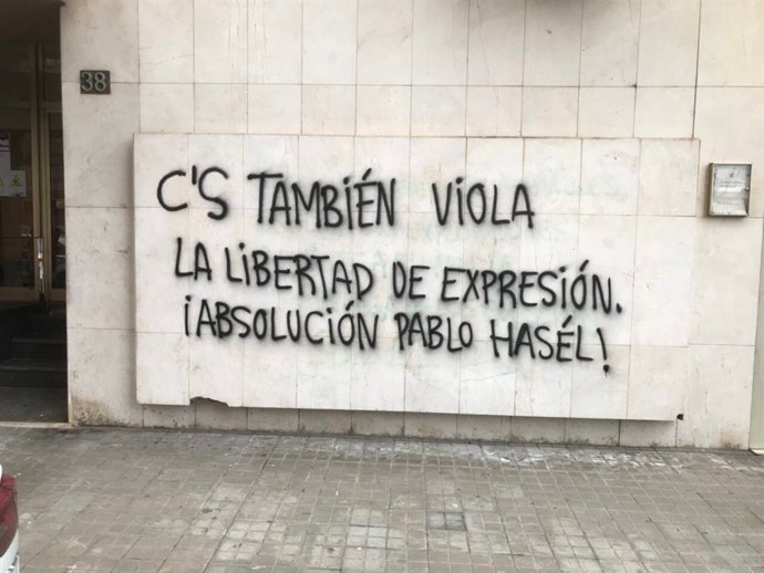 Pintada que ha aparegut a la seu de Ciutadans a Lleida