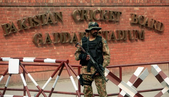 Soldado paquistaní en el exterior del Gaddafi Stadium