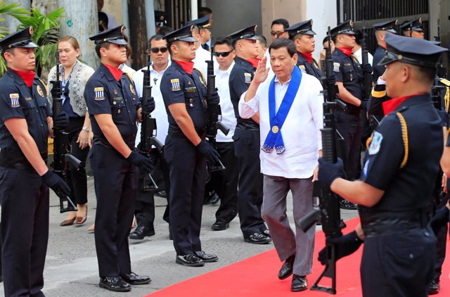 El presidente de Filipinas Rodrigo Duterte junto a miembros de la policía
