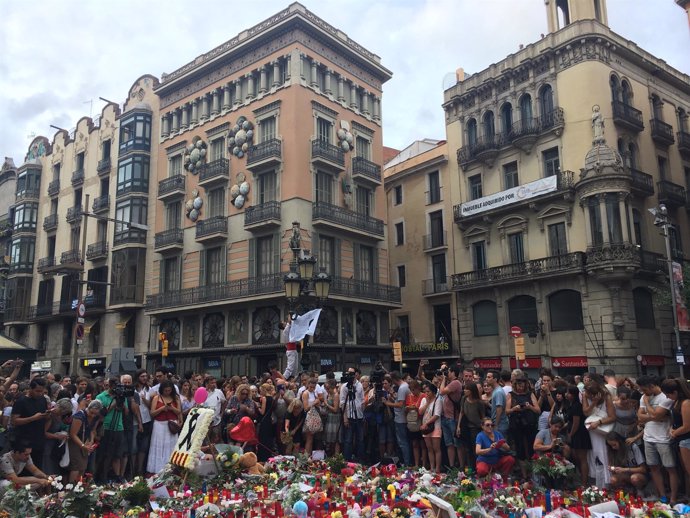 Ciudadanos expresan su solidaridad tras el atentado