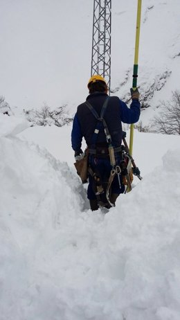 Trabajador de empresa de telefonía en la nieve