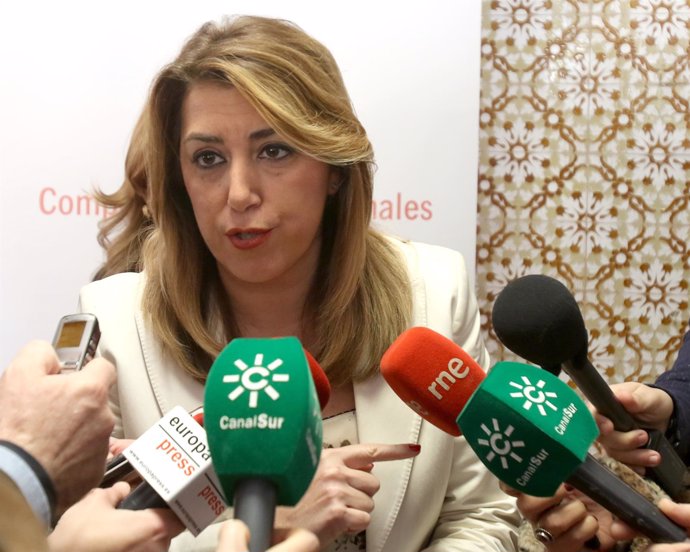 Susana Díaz atiende a los medios en un acto en el Hospital Macarena