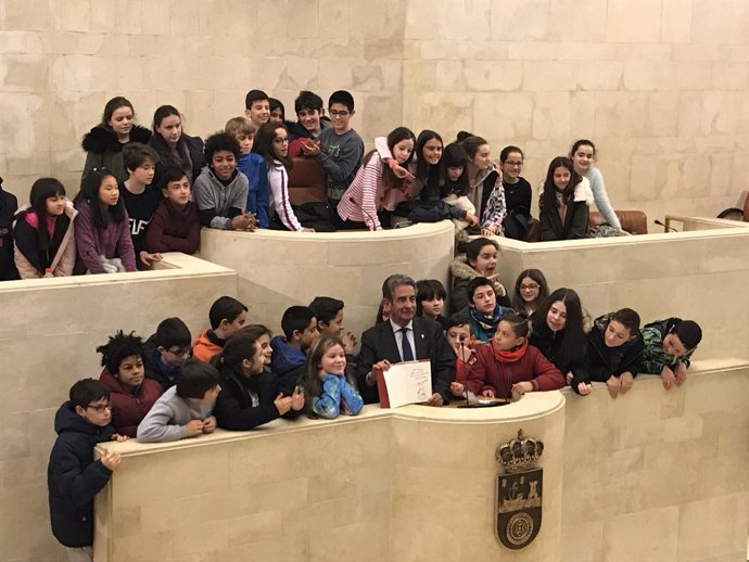 Revilla junto a los escolares en el hemiciclo del Parlamento 