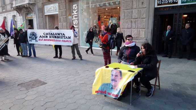 Representantes de la plataforma Azadin ante el consulado turco