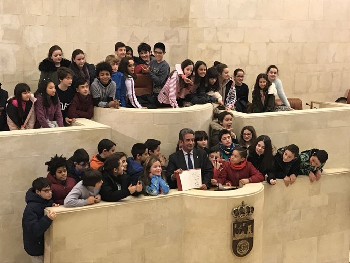 Revilla al costat dels escolars en l'hemicicle del Parlament 