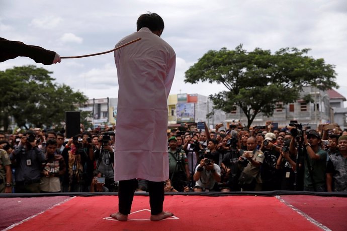Un hombre es azotado públicamente por practicar sexo homosexual en Indonesia