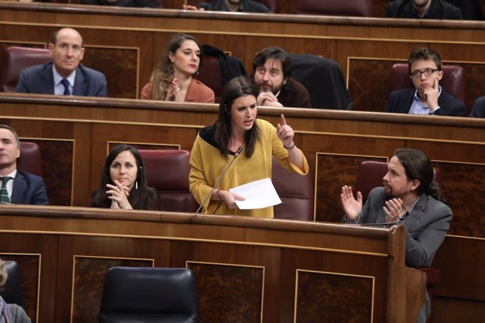 Montero y Pablo Iglesias en la sesión de control al Gobierno en el Congreso