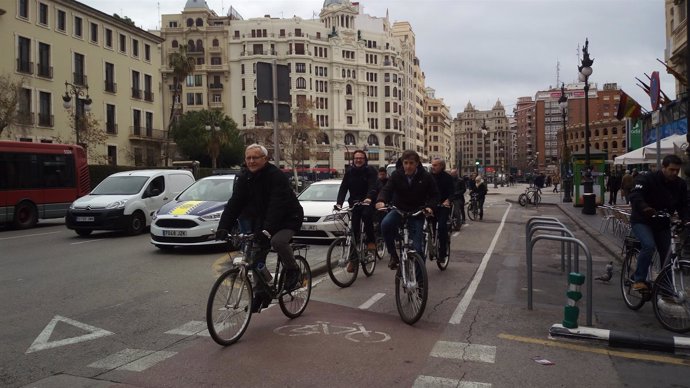 Joan Ribó, Guiseppe Grezzi y Pedro Delgado por el anillo ciclista de València  