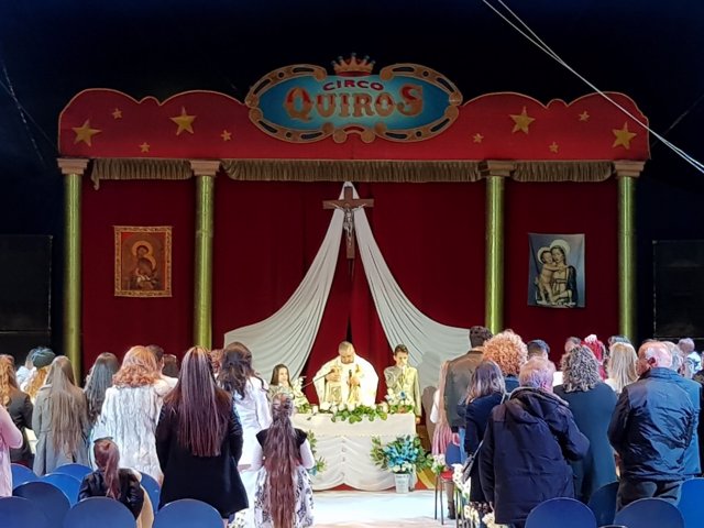 La pista del circo Quirós acoge dos bautizos y dos comuniones