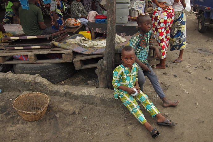 Niño en el mercado de Dantokpa, Benín, África              