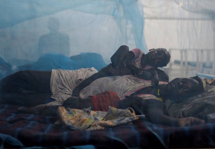 Una mujer y su hijo en una unidad pediátrica de un hospital de MSF en Bentiu