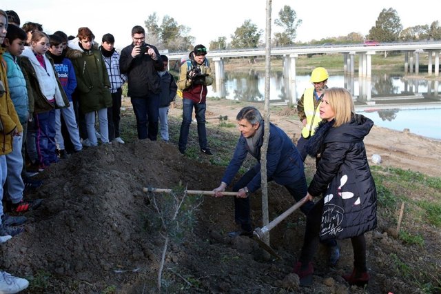 El delegado territorial de Medio Ambiente y la alcaldesa de Jerez