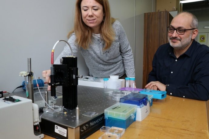 Els investigadors Lluís Marsal i Elisabet Xifré, URV