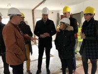 Irene García visita las obras del PFEA para habilitar siete nuevas viviendas tuteladas en San Roque (Cádiz)