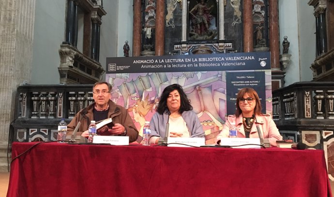 Almudena Grandes (centro) en la Biblioteca Valenciana  