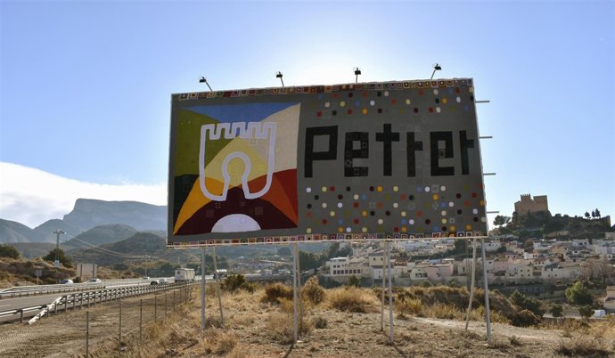 Valla turística confeccionada con ganchillo