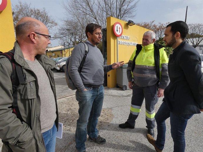 Rojas visita el Zoosanitario con delegados sindicales