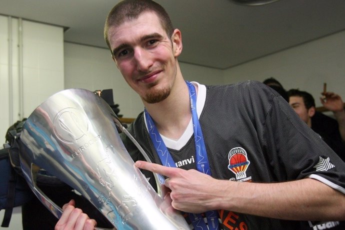 Nando de Colo con el trofeo de campeón de la Eurocup 2010 con Valencia Basket