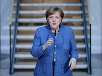 Merkel admite que ha tenido que hacer concesiones al SPD pero "ha merecido la pena"