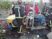 Rescatado en Almería un agricultor atrapado por un pie bajo un tractor con el que volcó