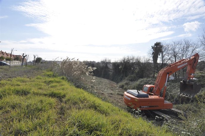 El Ayuntamiento de Tomares acondiciona el arroyo de la calle María Callas