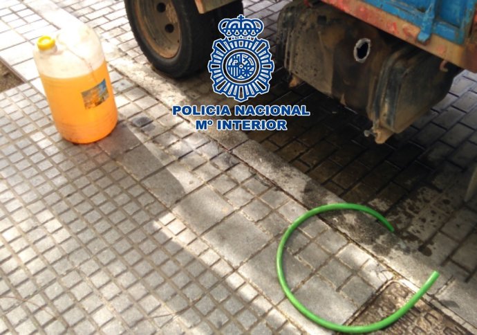 La garrafa y la manguera halladas junto al camión