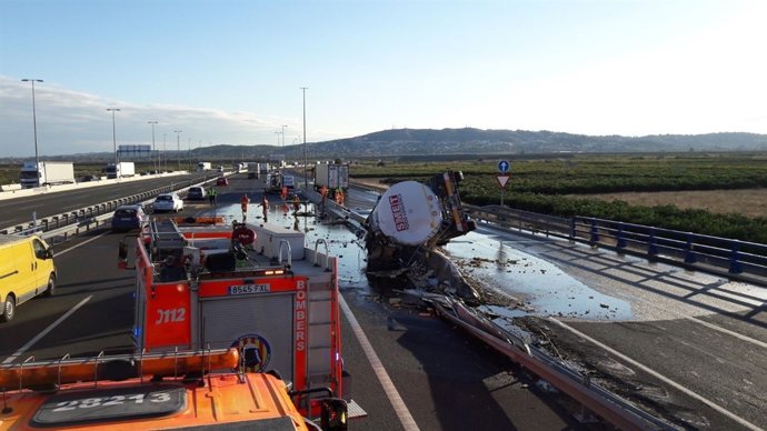 Camión cisterna volcado en Cheste