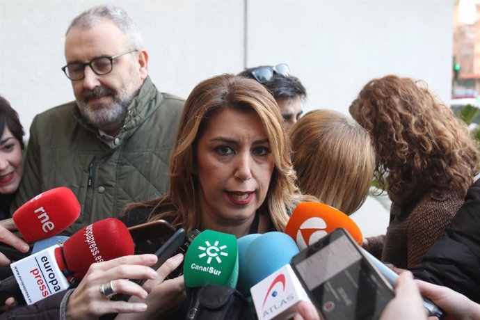 Susana Díaz atiende a los periodistas en Sevilla