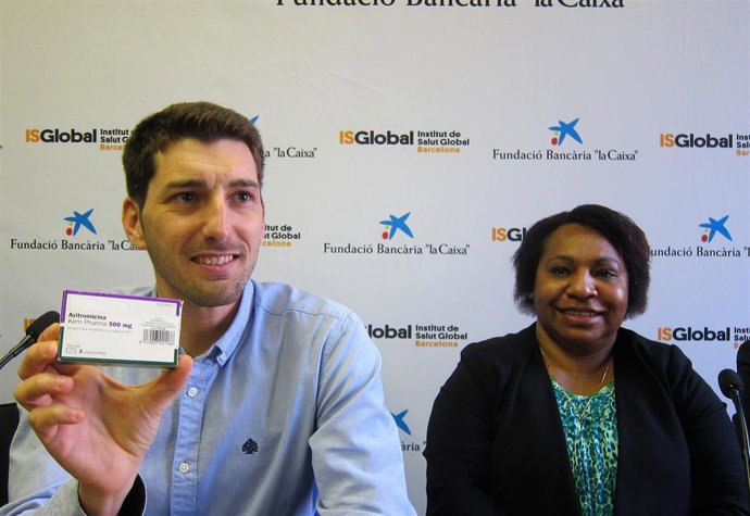 Investigador Oriol Mitjà (ISGlobal) Dtora.Salud Lucy John (Papúa Nueva Guinea)