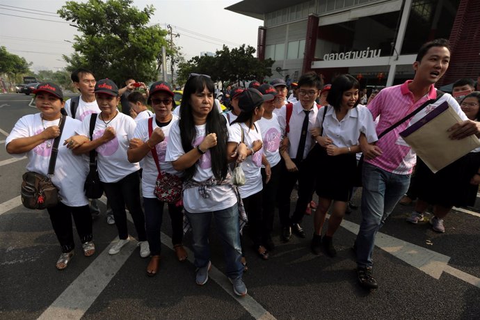 Activistas prodemocracia tailandeses en una comisaría de policía en Bangkok