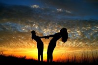 ¿Solo en San Valentín? Iberoamérica se une a la moda de los 'amigos de alquiler'