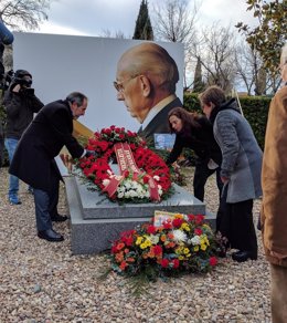 Homenaje a Tierno Galván en el cementerio de la Almudena