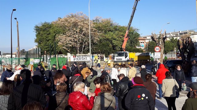 Vecinos se concentran frente instalación pasarela paso nivel Santiago el Mayor