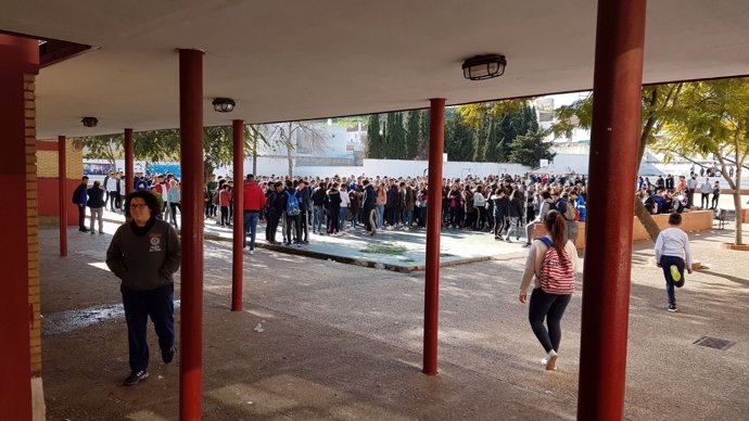 Protesta estudiantil en el IES Bajo Guadalquivir