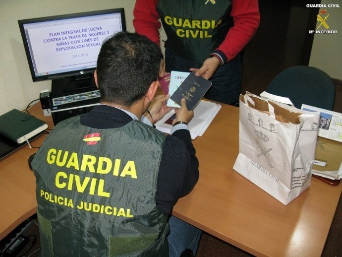La Guardia Civil desarticula una red dedicada a la trata de seres humanos