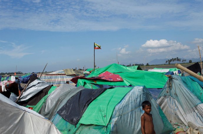 Un niño rohingya en un campamento a la espera de cruzar hacia Bangladesh